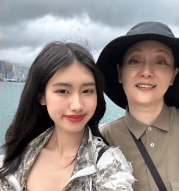 徐朵首度回应随徐帆姓的原因，同时澄清了母亲徐帆并非所称的“虎妈”