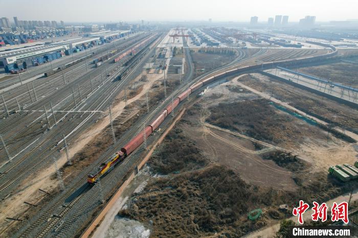 “中国造”商品汽车出口专列开行突破5000列